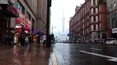 雨季上海南京路中山路街景行人延时拍摄视频的预览图